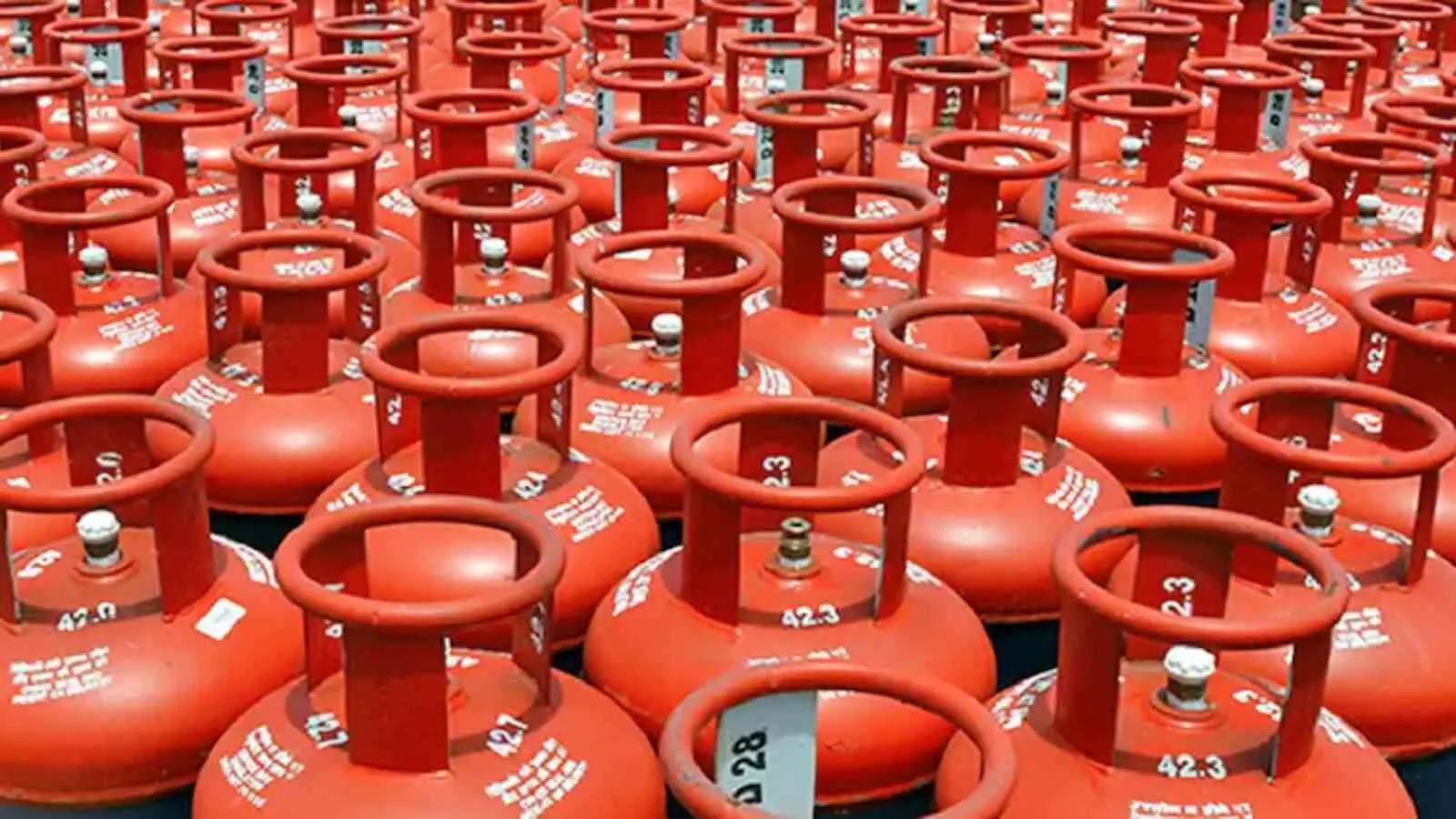 LPG PRICE: नए महीने की शुरुआत राहत के साथ, जानें अपने शहर के गैस सिलेंडर के रेट LPG PRICE: नए महीने की शुरुआत राहत के साथ, जानें अपने शहर के गैस सिलेंडर के रेट
