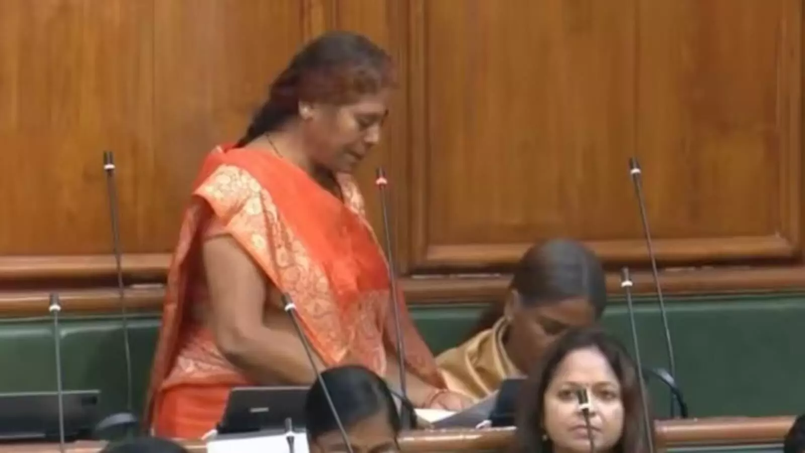 बाहुबली पति और करोड़ों की संपत्ति के बावजूद विभा देवी बनी ट्रोल का विषय