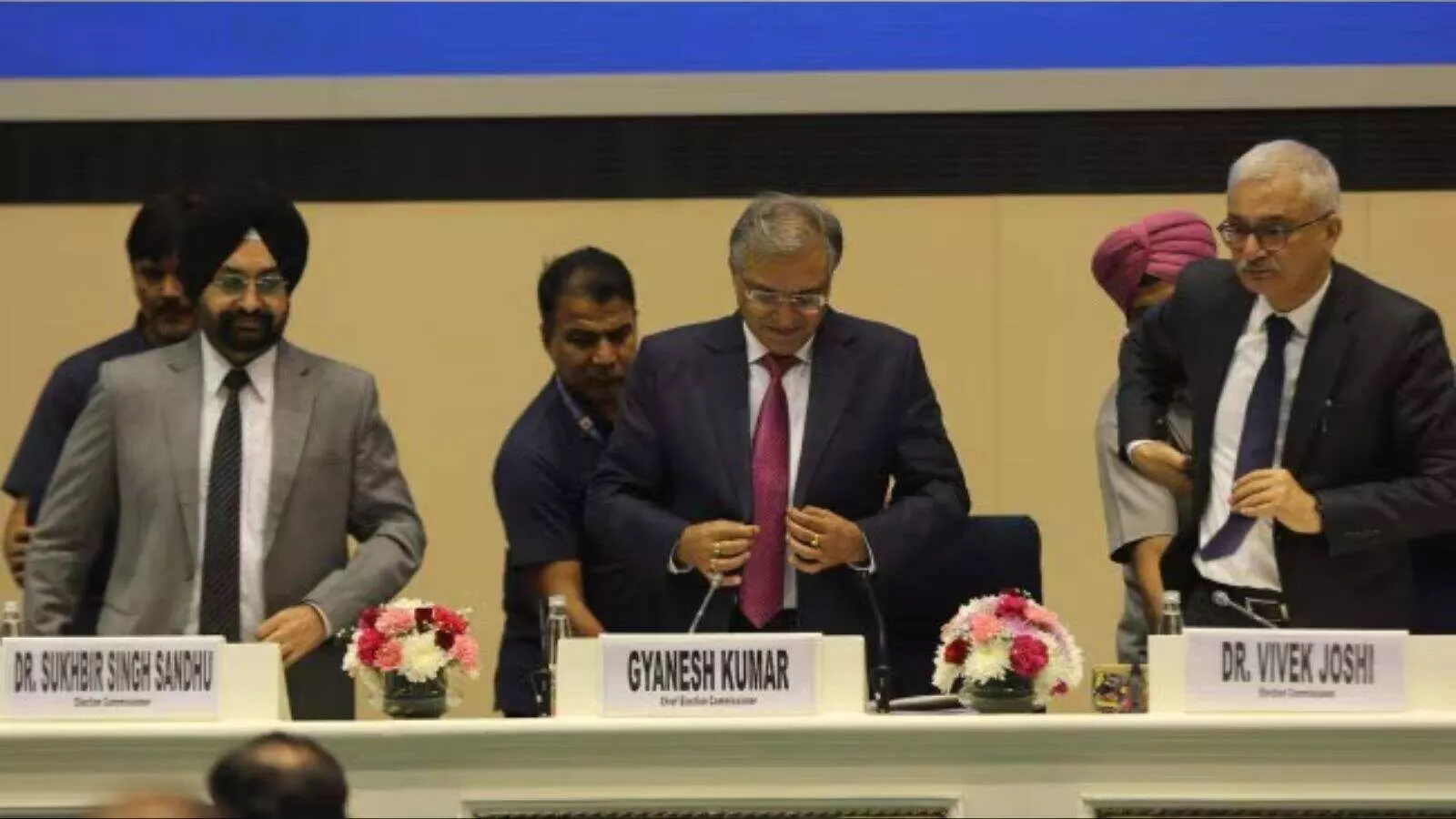 Election Commission: चुनाव आयोग के आदेश में बदलाव, अंतिम SIR आदेश में नहीं आया सिटीजन एक्ट का हवाला Election Commission: चुनाव आयोग के आदेश में बदलाव, अंतिम SIR आदेश में नहीं आया सिटीजन एक्ट का हवाला