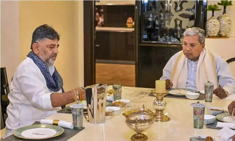 कर्नाटक की ‘ब्रेकफास्ट डिप्लोमेसी 2.0’: सिद्धा–डीके ने इडली–चिकन नाश्ते पर दोबारा दिखाई एकजुटता