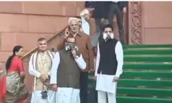 गैस मास्क पहनकर संसद में पहुंचे विपक्षी सांसद, दिल्ली की ज़हरीली हवा को लेकर जताया विरोध