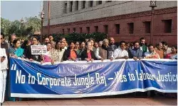 शीतकालीन सत्र का तीसरा दिन : संचार साथी ऐप से जासूसी असंभव, केंद्रीय मंत्री सिंधिया का लोकसभा में बयान