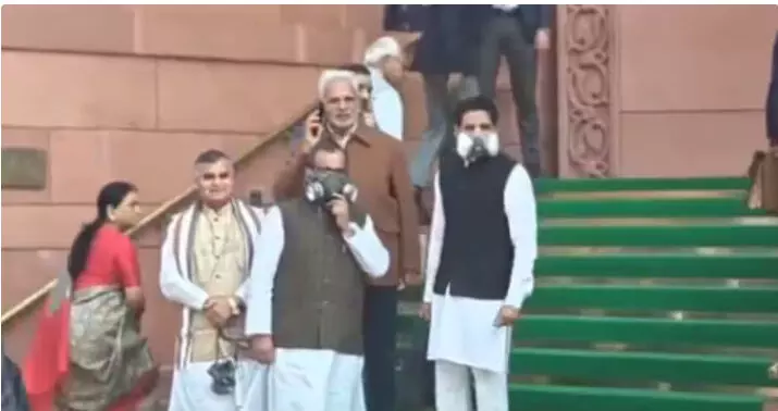 गैस मास्क पहनकर संसद में पहुंचे विपक्षी सांसद, दिल्ली की ज़हरीली हवा को लेकर जताया विरोध