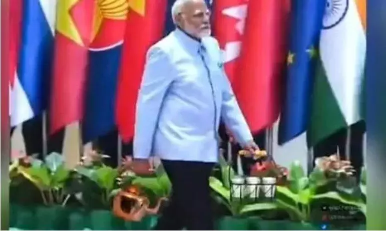 ‘चायवाला’ पीएम मोदी का AI वीडियो बना विवाद का कारण; संसद के शीतकालीन सत्र में गरमाई राजनीति ‘चायवाला’ पीएम मोदी का AI वीडियो बना विवाद का कारण; संसद के शीतकालीन सत्र में गरमाई राजनीति