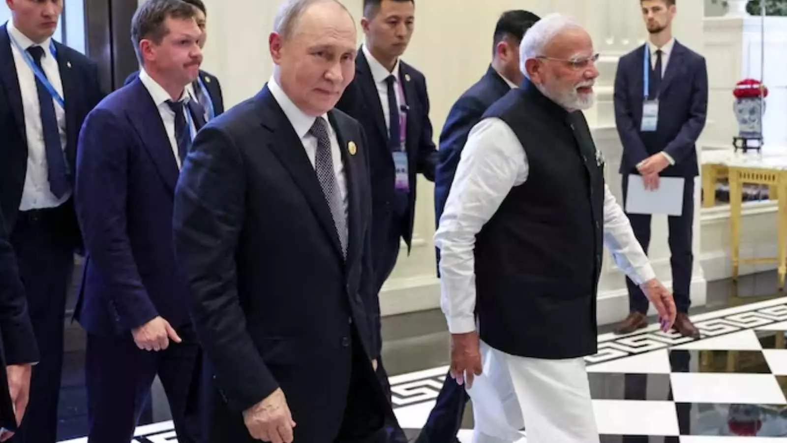 पुतिन की भारत यात्रा: पीएम मोदी के साथ डिनर, रक्षा और व्यापार चर्चा प्रमुख पुतिन की भारत यात्रा: पीएम मोदी के साथ डिनर, रक्षा और व्यापार चर्चा प्रमुख