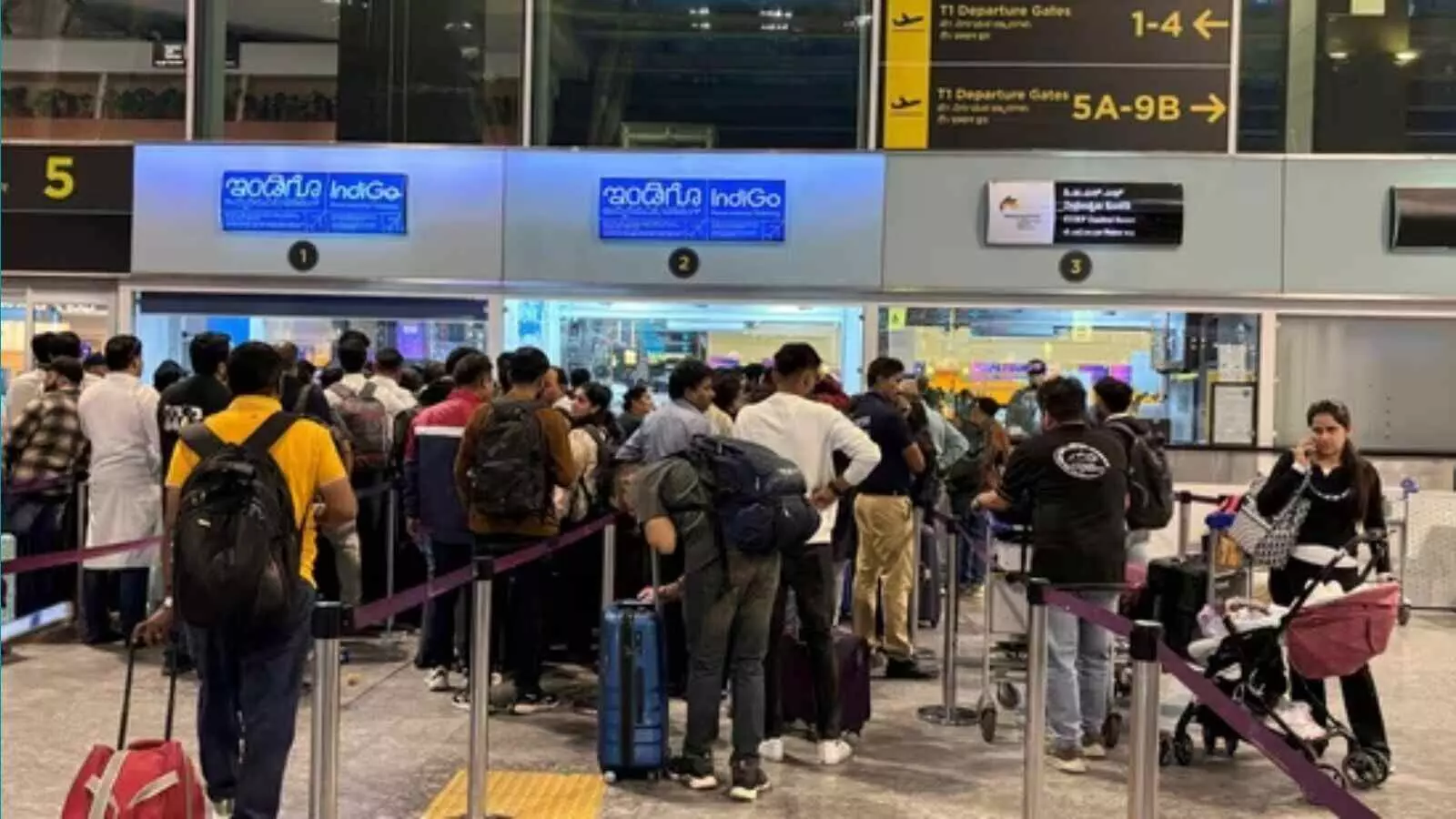 IndiGo chaos: इंडिगो की 300 से अधिक फ्लाइट्स रद्द, देशभर के एयरपोर्ट्स पर अफरा-तफरी जारी