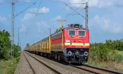 हवाई यात्रा संकट में रेलवे बनी सहारा, बढ़ाए अतिरिक्त कोच; यात्रियों को मिली राहत
