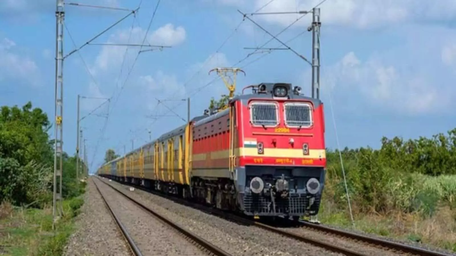 हवाई यात्रा संकट में रेलवे बनी सहारा, बढ़ाए अतिरिक्त कोच; यात्रियों को मिली राहत