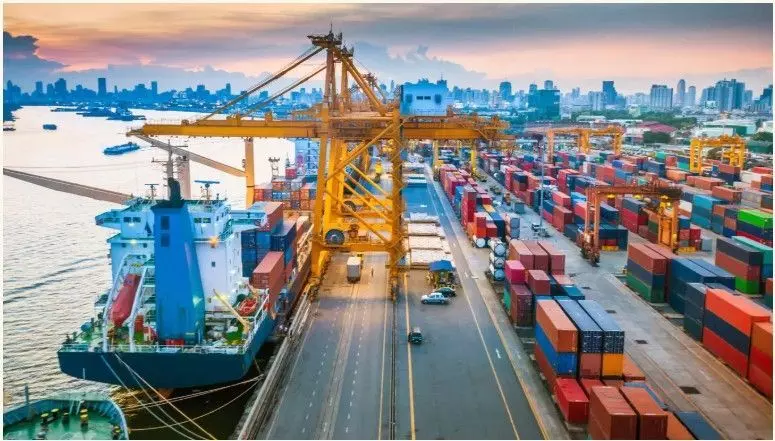 रुपया केवल गिर नहीं रहा, वह निर्यात को बढ़ावा देने का बोझ भी उठा रहा है