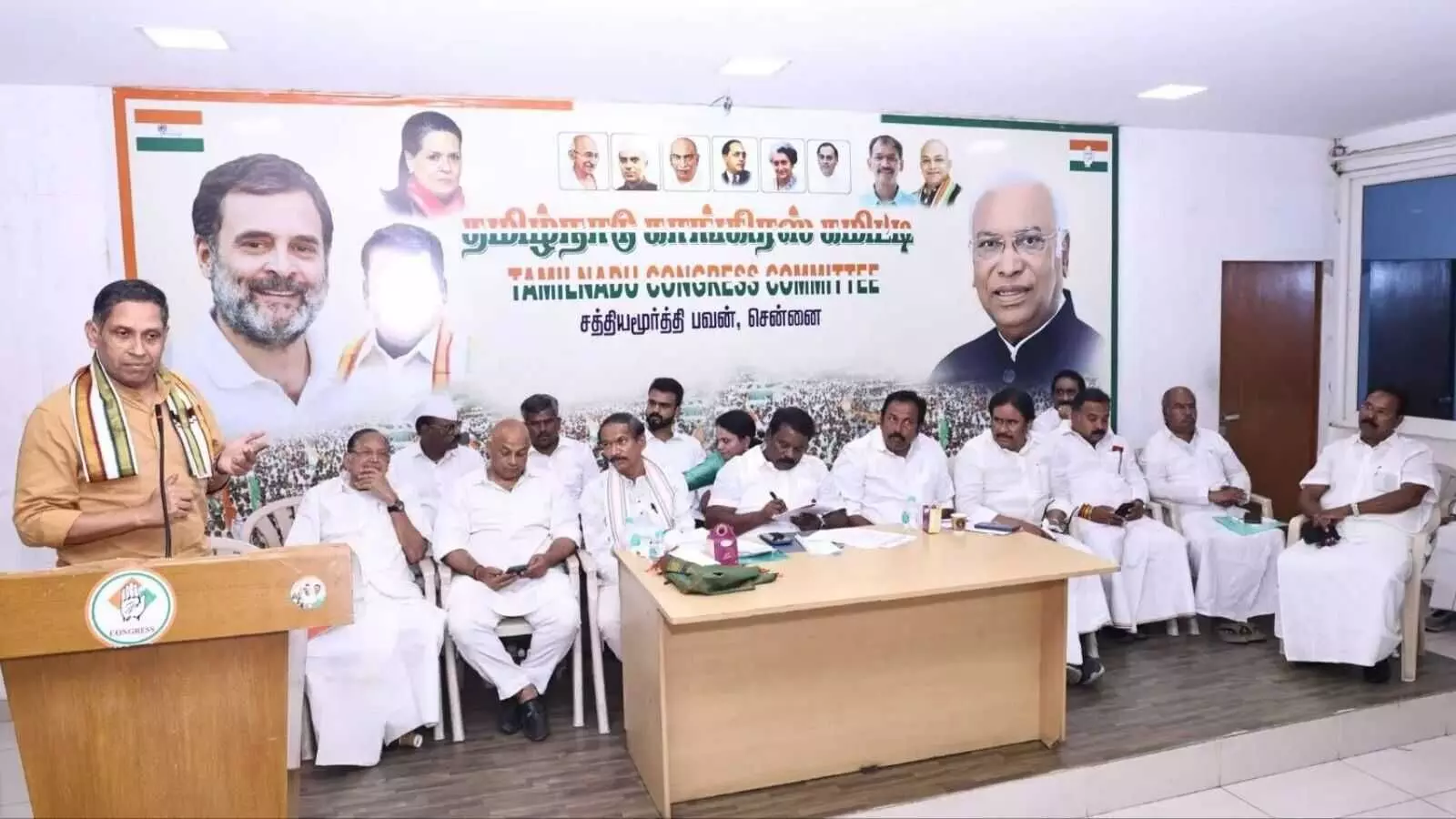 विजय से मुलाकात पर तमिलनाडु कांग्रेस में नाराजगी, AIPC प्रमुख के खिलाफ कार्रवाई की मांग