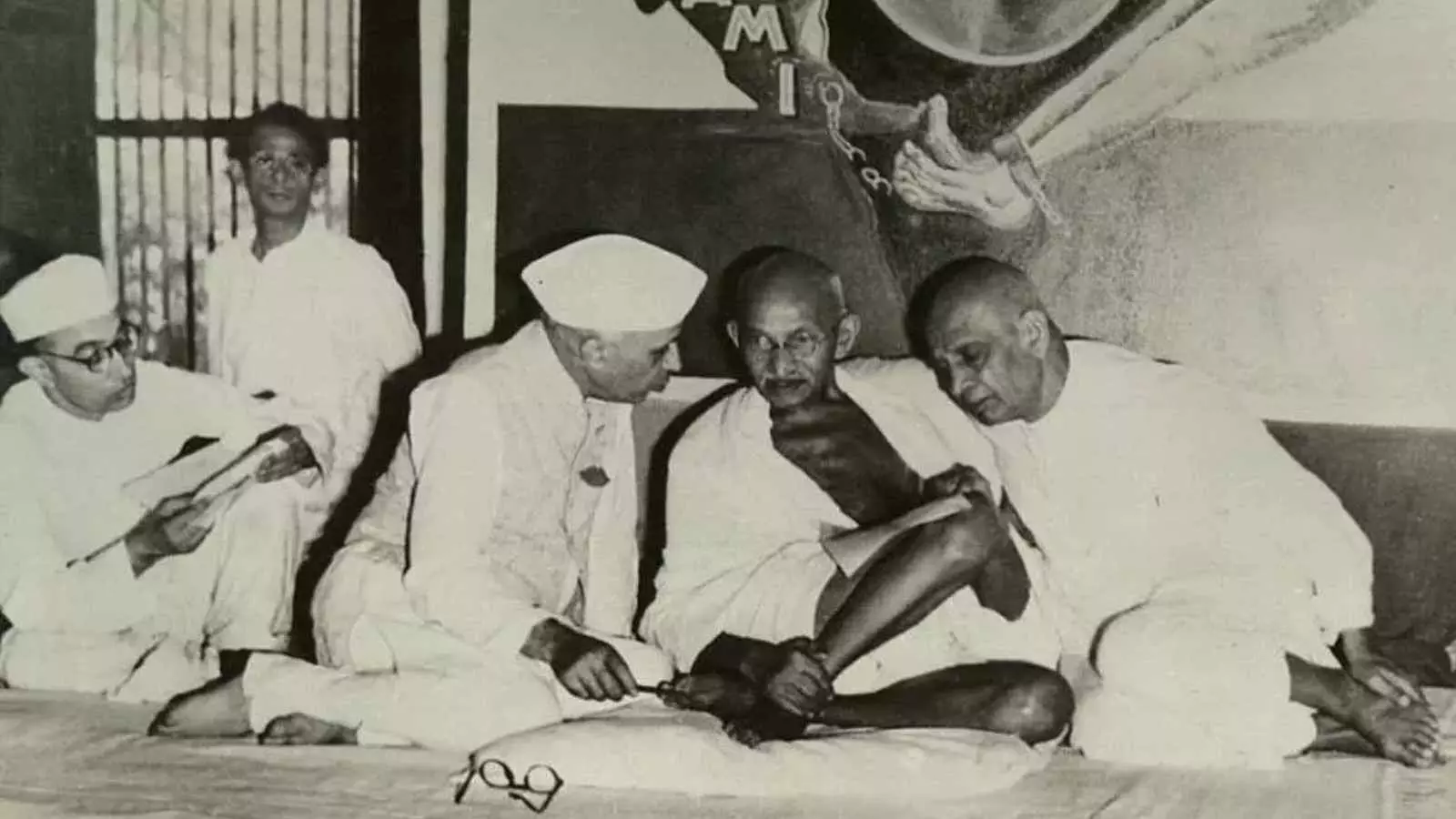 अयोध्या इतिहास पर राजनाथ का नया दावा, नेहरू-पटेल भूमिका को तोड़-मरोड़ कर पेश किया अयोध्या इतिहास पर राजनाथ का नया दावा, नेहरू-पटेल भूमिका को तोड़-मरोड़ कर पेश किया