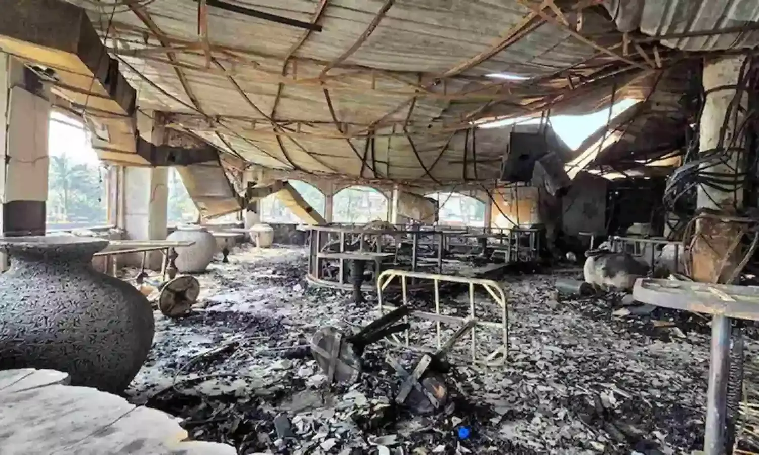 Goa nightclub fire: अवैध क्लब पर चला बुलडोजर, प्रशासन की सख्त कार्रवाई