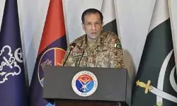 प्रेस कॉन्फ्रेंस में महिला पत्रकार को आँख मारते कैमरे में कैद हुए पाक ISPR चीफ