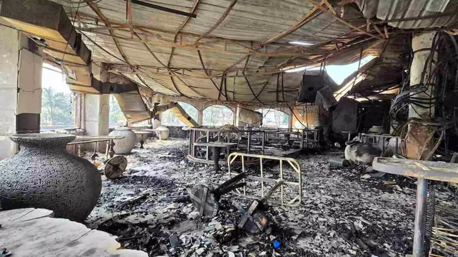 Goa nightclub fire: अवैध क्लब पर चला बुलडोजर, प्रशासन की सख्त कार्रवाई Goa nightclub fire: अवैध क्लब पर चला बुलडोजर, प्रशासन की सख्त कार्रवाई