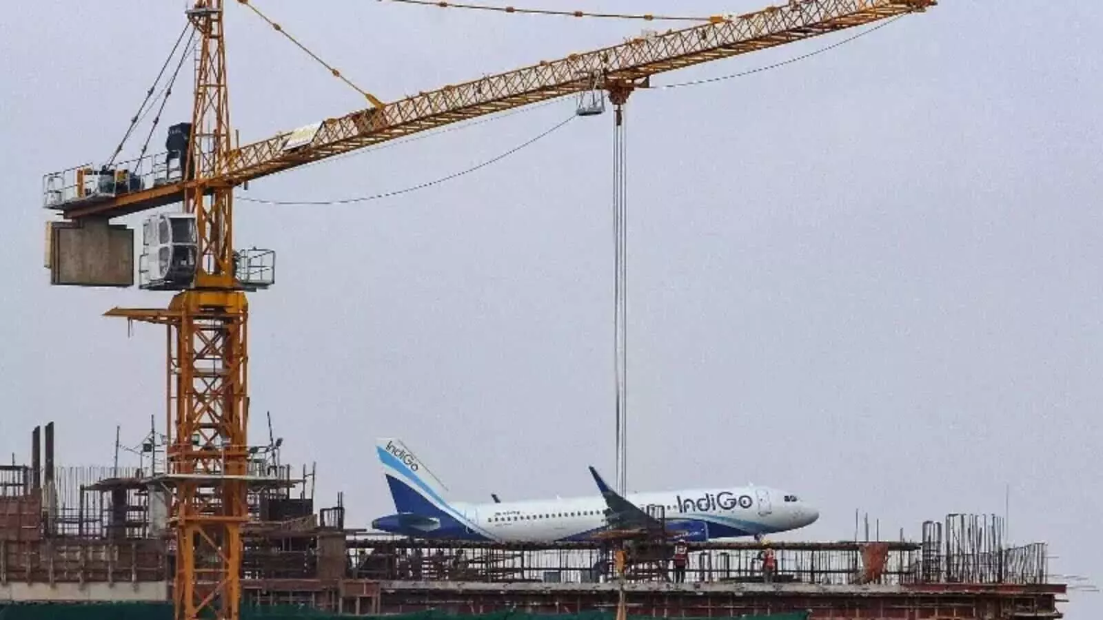 इंडिगो का दबदबा: मार्केट पर एकाधिकार, कंट्रोल से बाहर इंडिगो का दबदबा: मार्केट पर एकाधिकार, कंट्रोल से बाहर