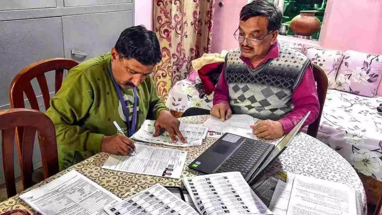 पश्चिम बंगाल: SIR में संदिग्ध मतदाताओं की संख्या कम, BJP के दावे पर उठे सवाल? पश्चिम बंगाल: SIR में संदिग्ध मतदाताओं की संख्या कम, BJP के दावे पर उठे सवाल?