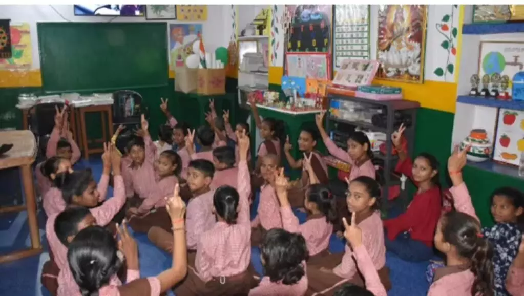 यूपी में बेसिक विद्यालयों में अब टीचर लगाएँगे ऑनलाइन अटेंडेंस, एक घंटे का मिलेगा मार्जिन यूपी में बेसिक विद्यालयों में अब टीचर लगाएँगे ऑनलाइन अटेंडेंस, एक घंटे का मिलेगा मार्जिन