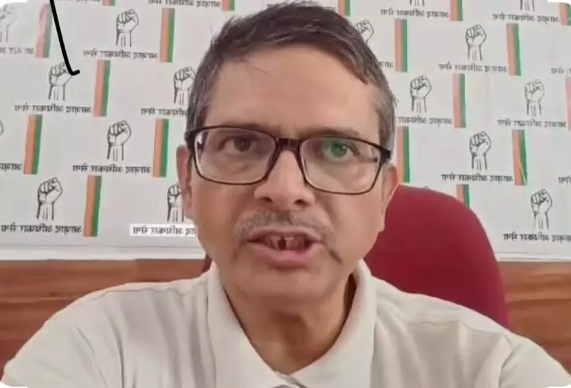 पूर्व आईपीएस अमिताभ ठाकुर को पुलिस ने ट्रेन से उतारा, देवरिया में ज़मीन ख़रीद के घोखाघड़ी मामले में हुए गिरफ़्तार पूर्व आईपीएस अमिताभ ठाकुर को पुलिस ने ट्रेन से उतारा, देवरिया में ज़मीन ख़रीद के घोखाघड़ी मामले में हुए गिरफ़्तार