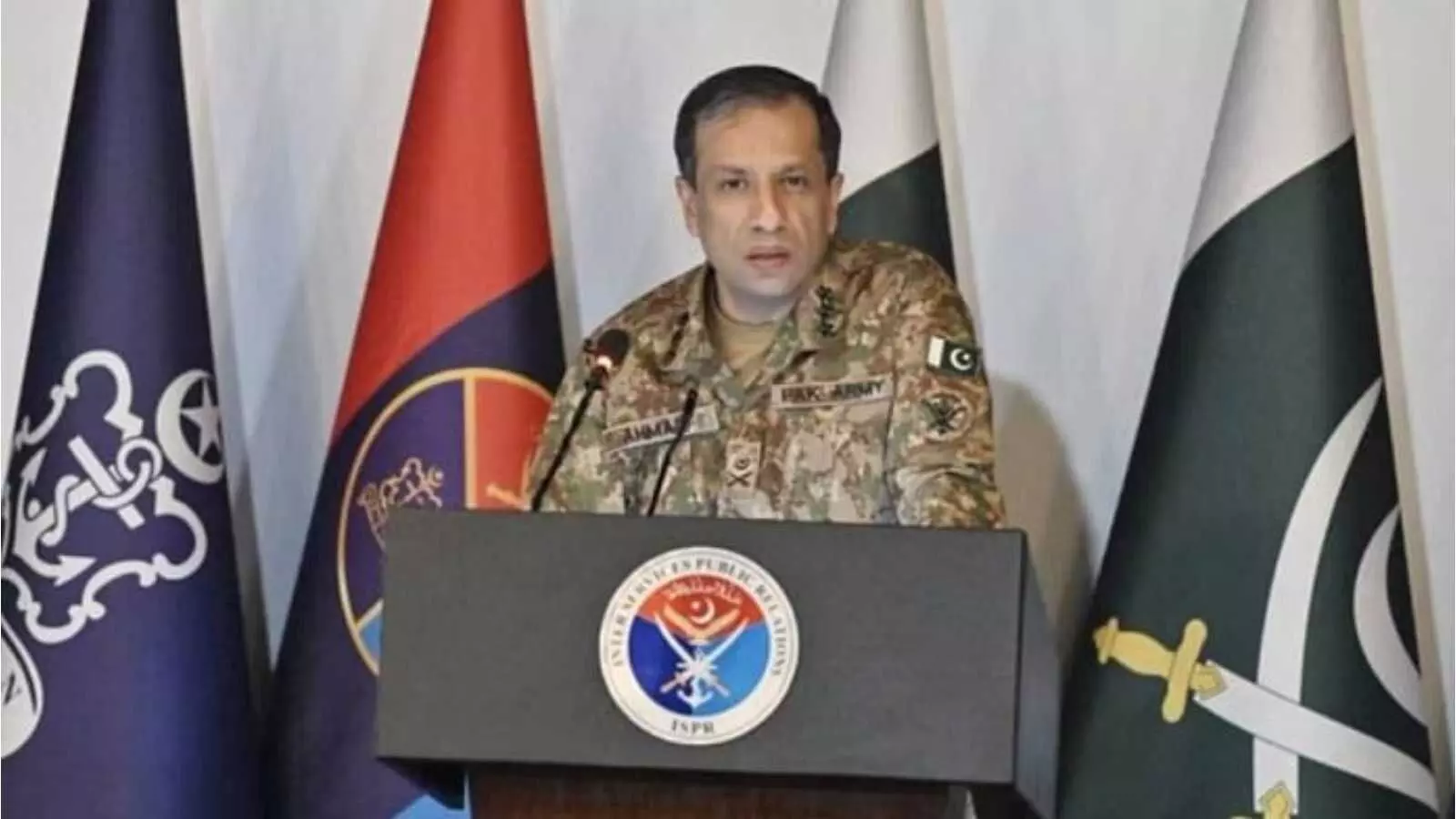 प्रेस कॉन्फ्रेंस में महिला पत्रकार को आँख मारते कैमरे में कैद हुए पाक ISPR चीफ प्रेस कॉन्फ्रेंस में महिला पत्रकार को आँख मारते कैमरे में कैद हुए पाक ISPR चीफ