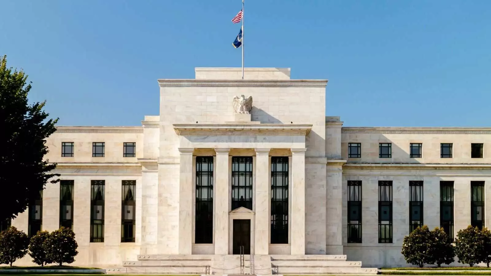 अमेरिका का बड़ा सरप्राइज! फेडरल रिजर्व ने घटाई दरें, 2026 पर दुनिया की नजर अमेरिका का बड़ा सरप्राइज! फेडरल रिजर्व ने घटाई दरें, 2026 पर दुनिया की नजर