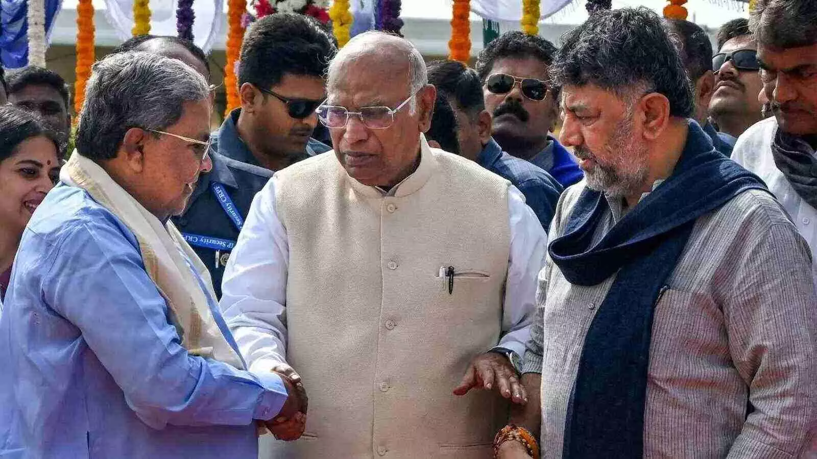 सिद्धारमैया-डीकेएस की लड़ाई ने कर्नाटक सरकार को हाशिये पर ला दिया है; क्या कांग्रेस ने कुछ नहीं सीखा?