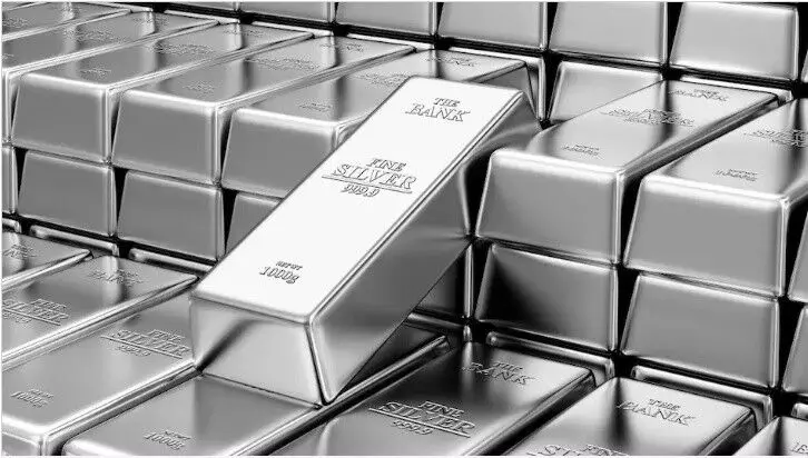 46 साल में सबसे बड़ी सालाना बढ़त की ओर चांदी, YTD 120% की तेज़ी: क्या अगले साल ₹2,50,000 तक पहुंचेगी कीमत? 46 साल में सबसे बड़ी सालाना बढ़त की ओर चांदी, YTD 120% की तेज़ी: क्या अगले साल ₹2,50,000 तक पहुंचेगी कीमत?