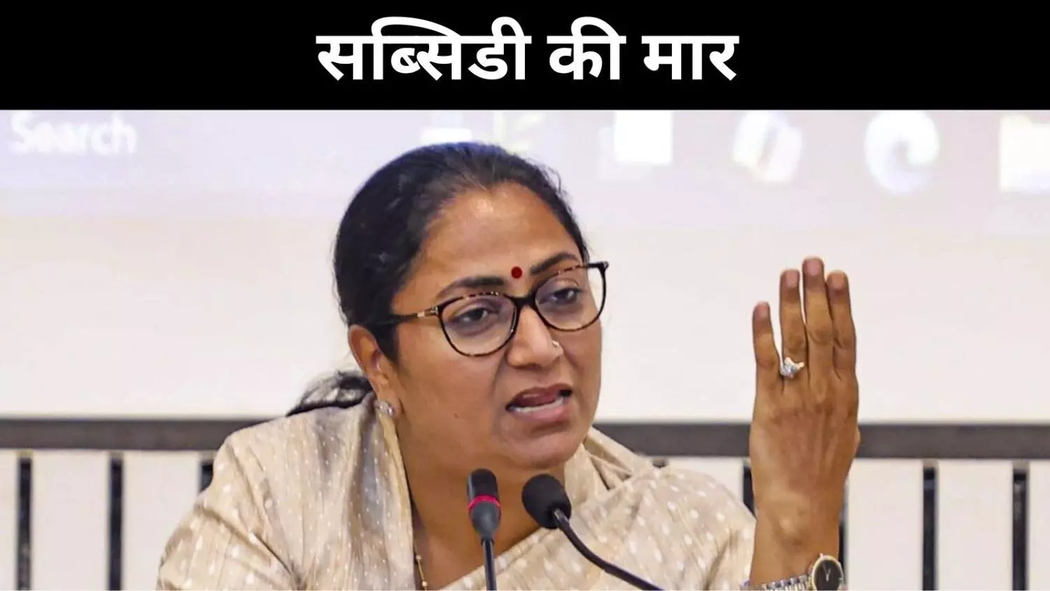 रेखा गुप्ता सरकार पर भारी मुफ्त बिजली योजना, बजट भी पड़ रहा कम रेखा गुप्ता सरकार पर भारी मुफ्त बिजली योजना, बजट भी पड़ रहा कम