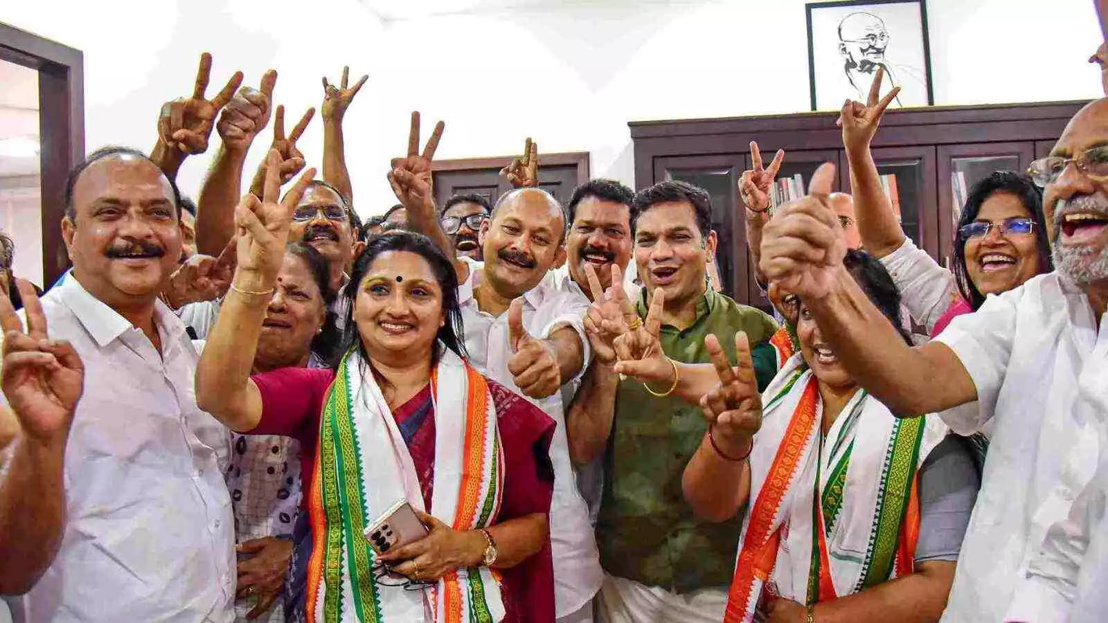 केरल स्थानीय चुनाव: UDF, LDF, NDA के प्रदर्शन की कहानी आंकड़ों की ज़ुबानी केरल स्थानीय चुनाव: UDF, LDF, NDA के प्रदर्शन की कहानी आंकड़ों की ज़ुबानी