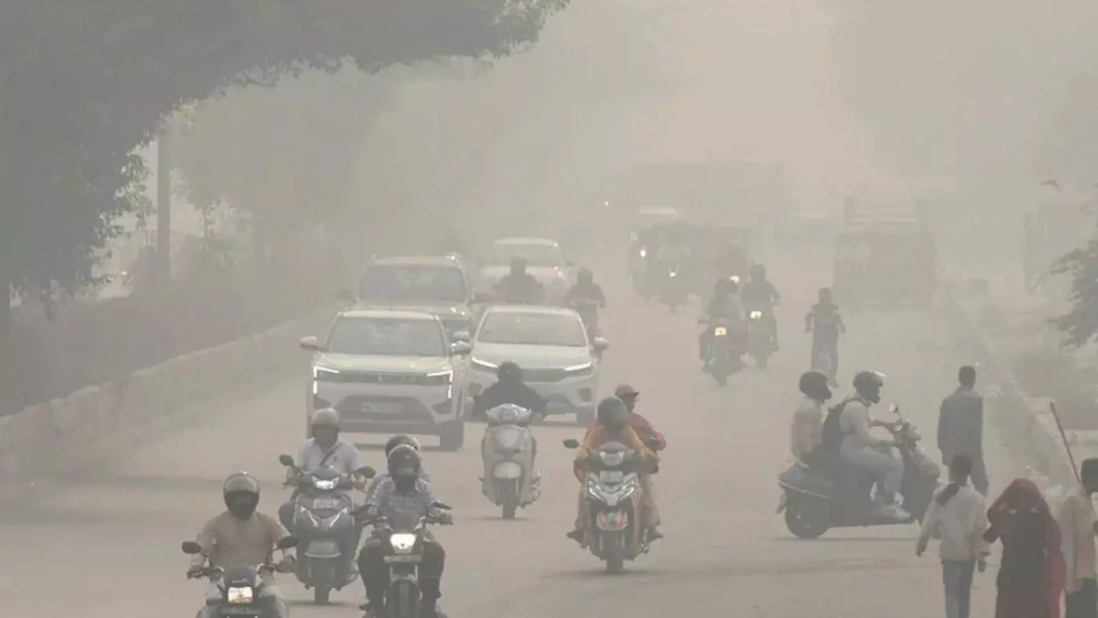 दिल्ली की जहरीली हवा और दिमाग पर खतरा: बढ़ता AQI बना मानसिक संकट दिल्ली की जहरीली हवा और दिमाग पर खतरा: बढ़ता AQI बना मानसिक संकट