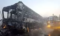 यमुना एक्सप्रेसवे पर घने कोहरे में भीषण हादसा: 10 वाहन टकराए, लगी आग; 4 की मौत