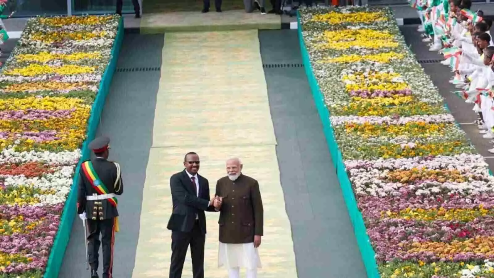 पीएम मोदी ऐसे देश पहुंचे, जहां साल भी अलग चलता है और घड़ी भी पीएम मोदी ऐसे देश पहुंचे, जहां साल भी अलग चलता है और घड़ी भी