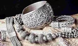 चांदी की कीमत 66 डॉलर के पार, 2025 में अब तक दोगुने से ज्यादा बढ़ी, क्या तेजी अब थमने वाली है?