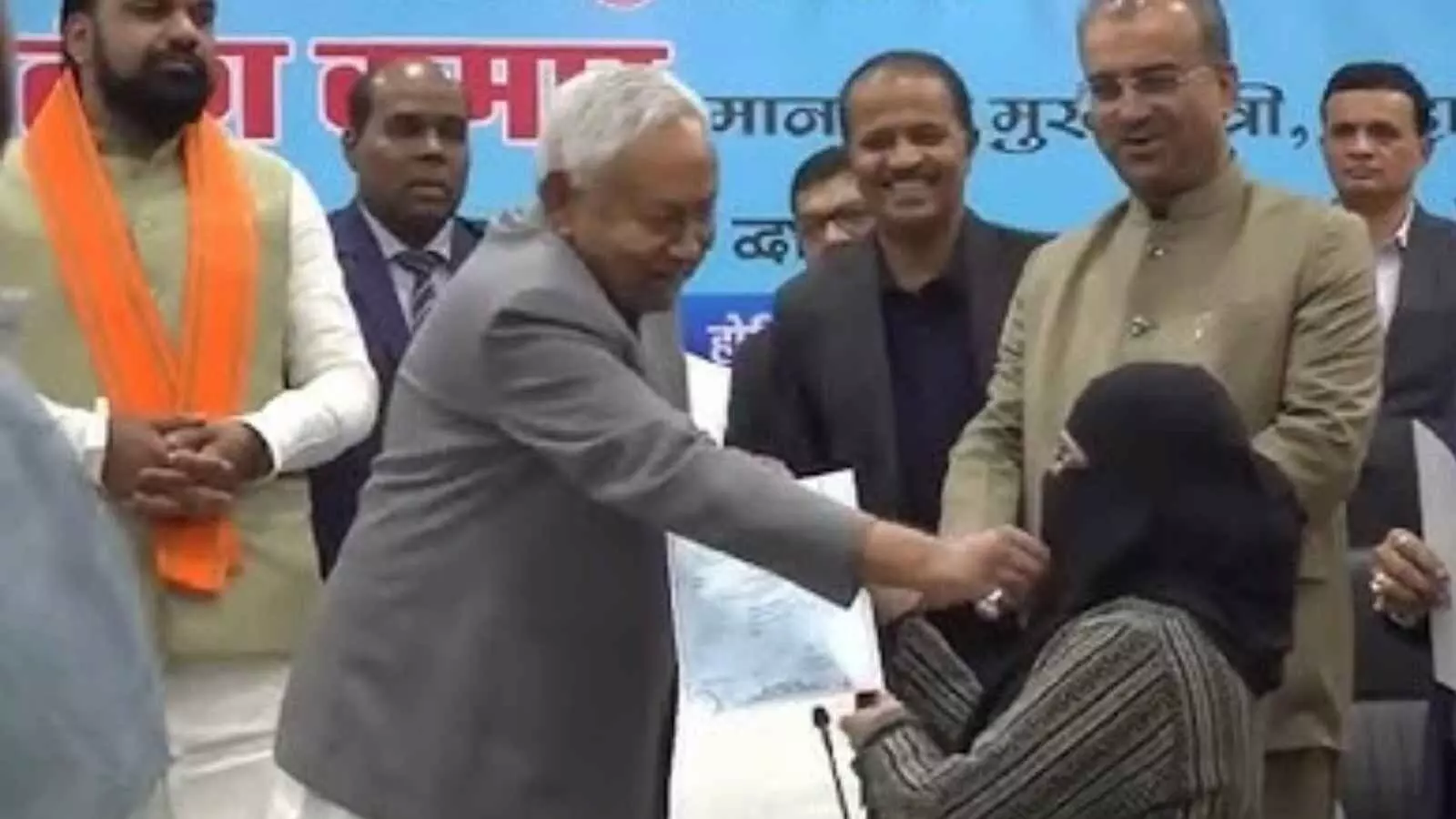 हिजाब विवाद गहराया: नीतीश कुमार और संजय निषाद के खिलाफ तहरीर, FIR की मांग हिजाब विवाद गहराया: नीतीश कुमार और संजय निषाद के खिलाफ तहरीर, FIR की मांग