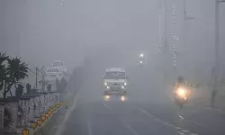 दिल्ली-NCR में प्रदूषण के बीच घना कोहरा और स्मॉग, विजिबिलिटी लगभग शून्य
