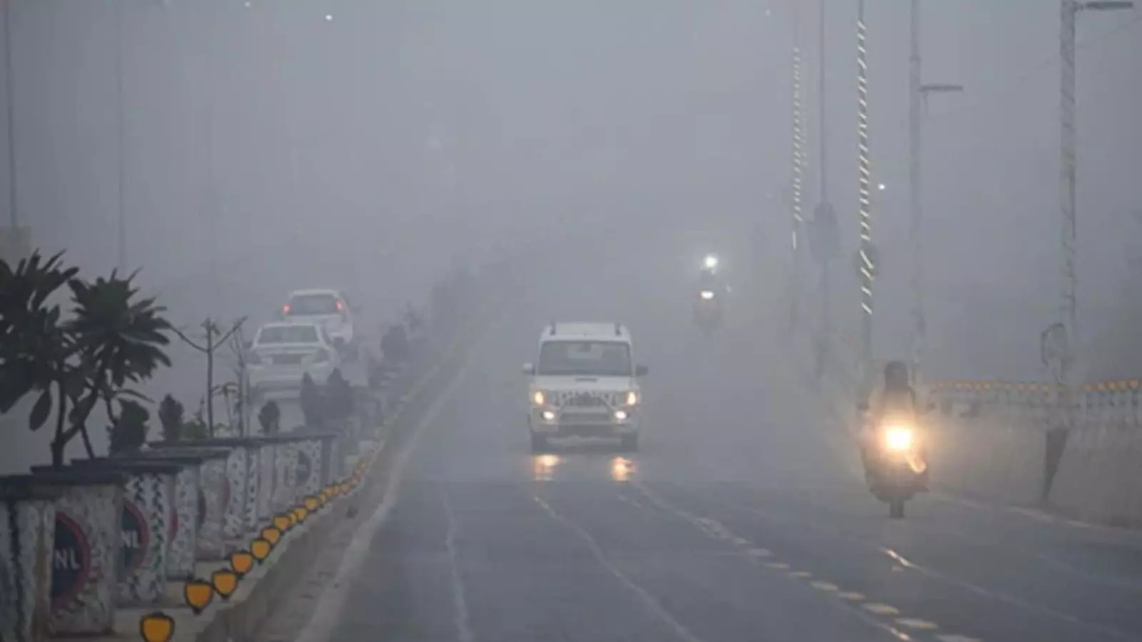 दिल्ली-NCR में प्रदूषण के बीच घना कोहरा और स्मॉग, विजिबिलिटी लगभग शून्य दिल्ली-NCR में प्रदूषण के बीच घना कोहरा और स्मॉग, विजिबिलिटी लगभग शून्य