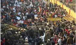 बांग्लादेश में हिंदू युवक की हत्या पर दिल्ली में बांग्लादेश मिशन के बाहर प्रदर्शन, भारी बवाल