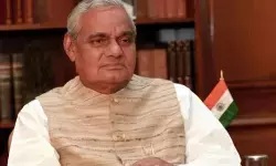 योगी सरकार का फैसला: क्रिसमस पर अवकाश खत्म, वाजपेयी जयंती पर स्कूल खुलने पर उठे सवाल