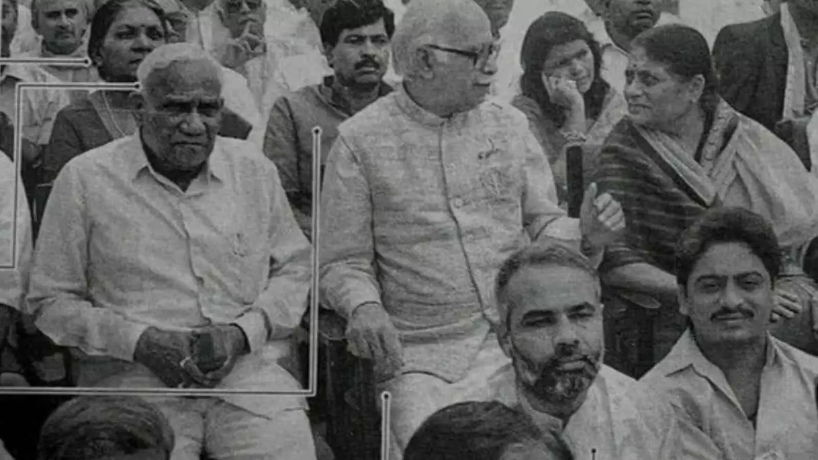 RSS-BJP की तारीफ कर फँसे दिग्विजय सिंह, कांग्रेस में मचा सियासी भूचाल RSS-BJP की तारीफ कर फँसे दिग्विजय सिंह, कांग्रेस में मचा सियासी भूचाल