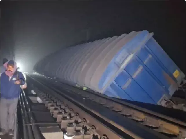 बिहार में दुर्घटनाग्रस्त हो गई मालगाड़ी, 3 डिब्बे नदी में गिरे, 17 बोगियां पटरी से उतर गईं