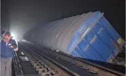 बिहार में दुर्घटनाग्रस्त हो गई मालगाड़ी, 3 डिब्बे नदी में गिरे, 17 बोगियां पटरी से उतर गईं