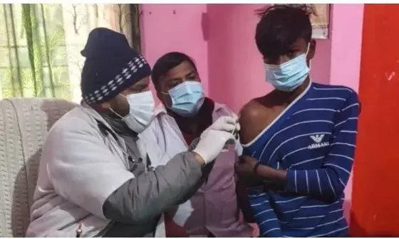 रायता खाने के बाद एंटी-रैबीज टीका क्यों लगवा रहे हैं यूपी के इस गांव के लोग?