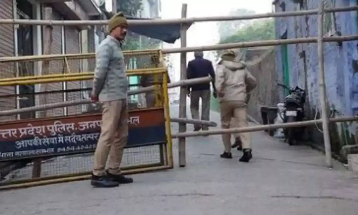 संभल में कब्रिस्तान की ज़मीन पर बने मकान और दुकान, प्रशासन ने भारी सुरक्षा के बीच पैमाइश की