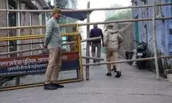 संभल में कब्रिस्तान की ज़मीन पर बने मकान और दुकान, प्रशासन ने भारी सुरक्षा के बीच पैमाइश की