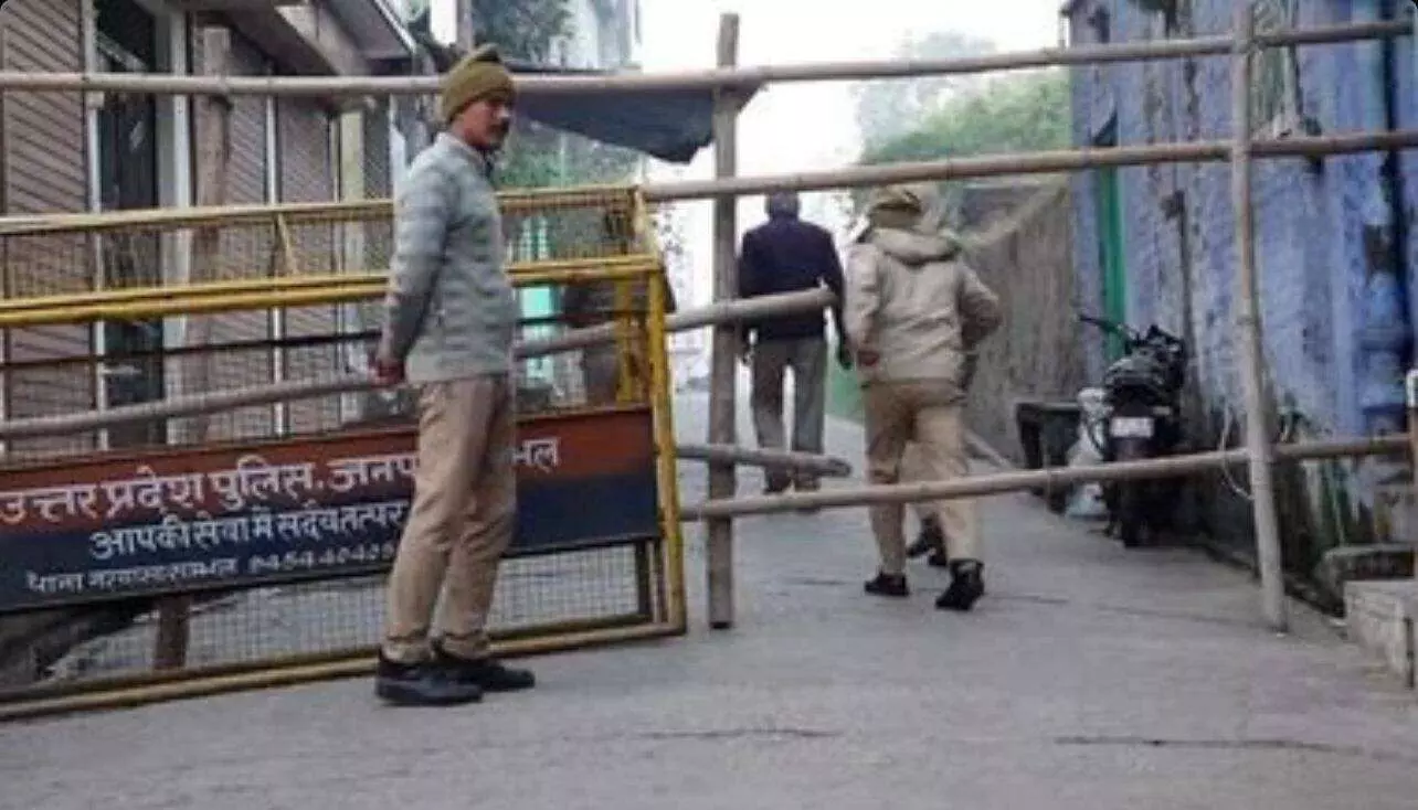 संभल में कब्रिस्तान की ज़मीन पर बने मकान और दुकान, प्रशासन ने भारी सुरक्षा के बीच पैमाइश की संभल में कब्रिस्तान की ज़मीन पर बने मकान और दुकान, प्रशासन ने भारी सुरक्षा के बीच पैमाइश की