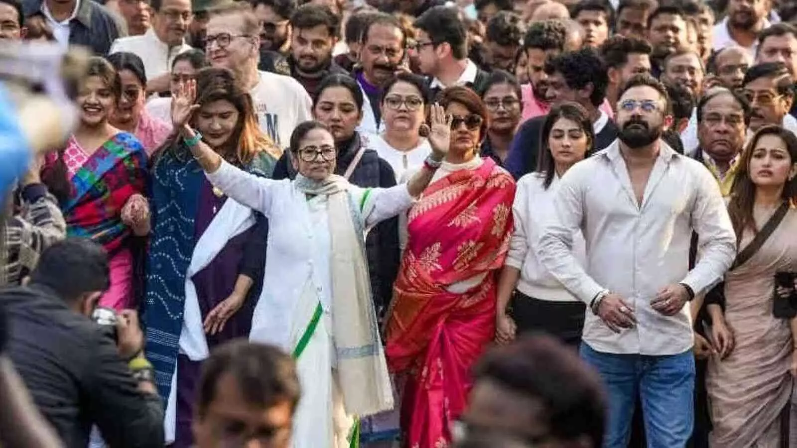 पश्चिम बंगाल में सियासी टकराव: ममता बनर्जी, I-PAC और ED के बीच डेटा और सत्ता की जंग पश्चिम बंगाल में सियासी टकराव: ममता बनर्जी, I-PAC और ED के बीच डेटा और सत्ता की जंग