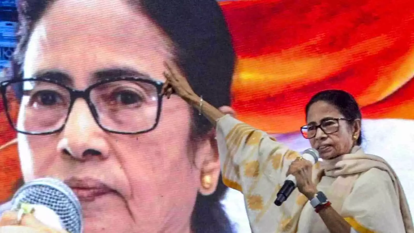 दीदी का मास्टरस्ट्रोक ! ED रेड में घुसीं, फाइलें छीनीं और पलट दी पूरी बाजी दीदी का मास्टरस्ट्रोक ! ED रेड में घुसीं, फाइलें छीनीं और पलट दी पूरी बाजी