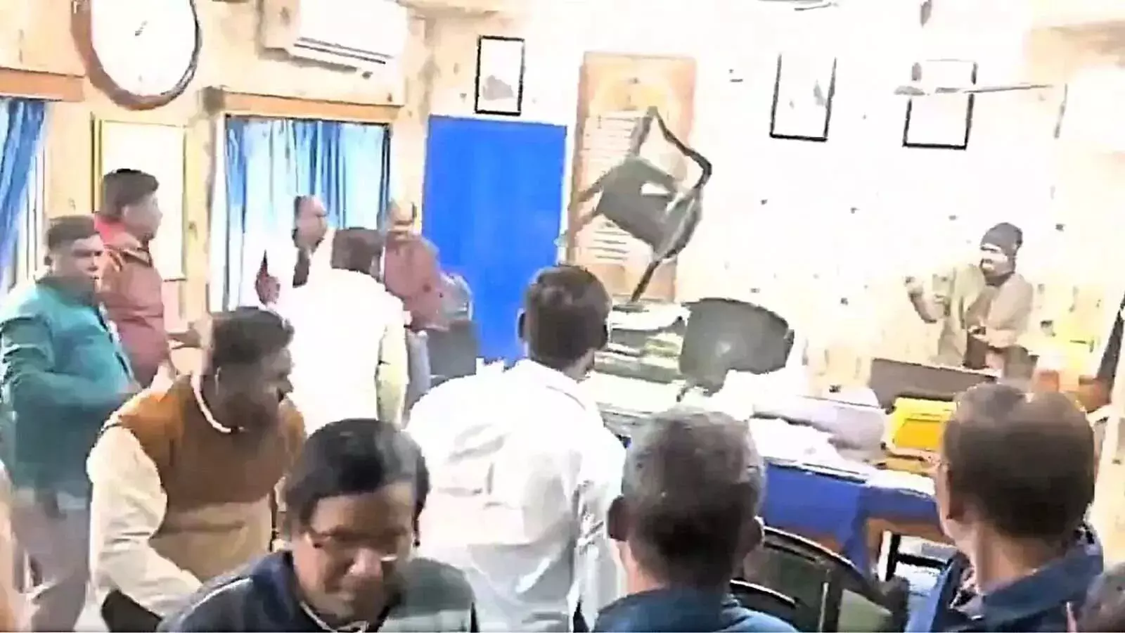 पश्चिम बंगाल में SIR पर गहराया संकट, BLOs ने दिया इस्तीफा, भड़के मतदाता