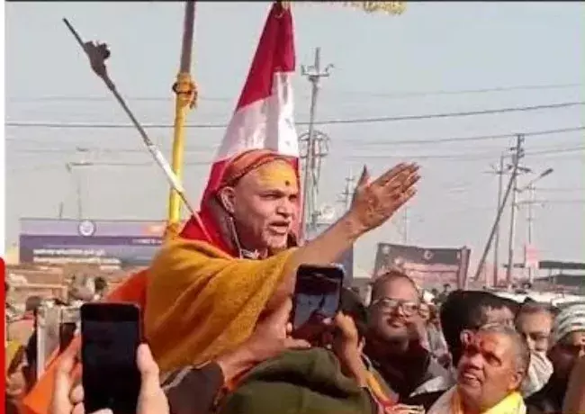 मौनी अमावस्या पर प्रयागराज संगम में भारी हंगामा, शंकराचार्य का रथ रोकने पर समर्थकों-पुलिस में नोकझोंक