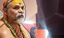 प्रयागराज में अविमुक्तेश्वरानंद के शिविर में घुसने की कोशिश, धक्का-मुक्की