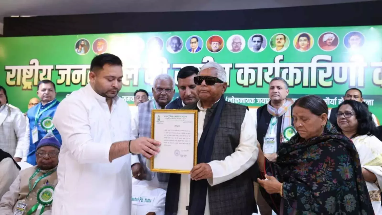 RJD में बवाल: तेजस्वी बने कार्यकारी अध्यक्ष, रोहिणी ने फोड़ा कटाक्ष बम